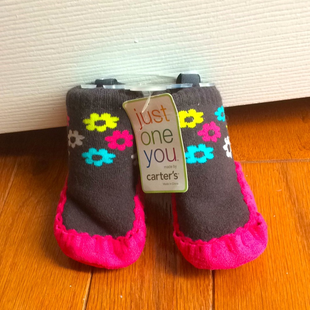 🆕NWT Carter’s new born knit socks shoes.